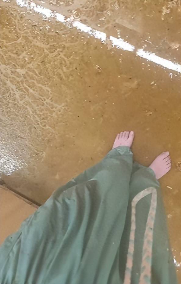 金信达 中国美术学院一教室管道破损粪水洒满教室,学生崩溃大哭:我就不该选这个座位；回应:已解决,和学生沟通疏导了