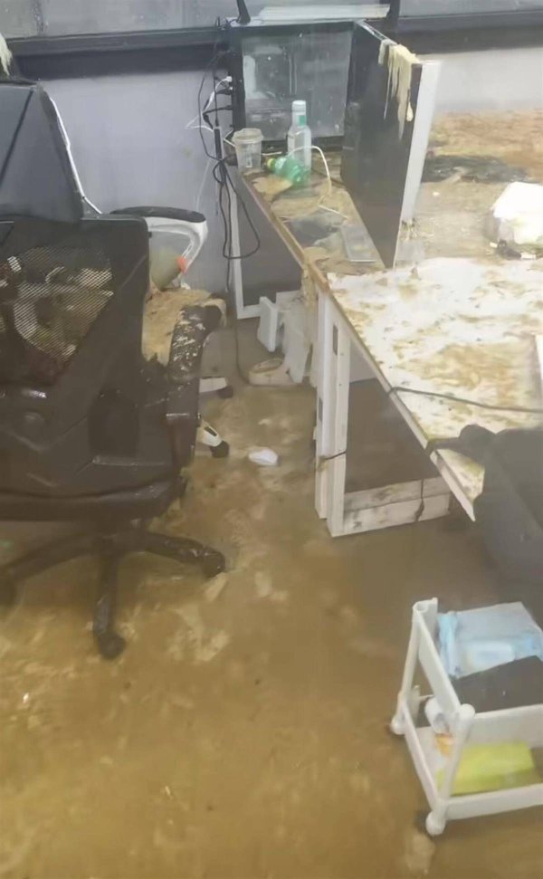 金多多配资 中国美院一教室顶部污水管爆裂，一学生遭污水淋湿崩溃大哭，校方：学生眼镜掉入管道致堵塞爆裂