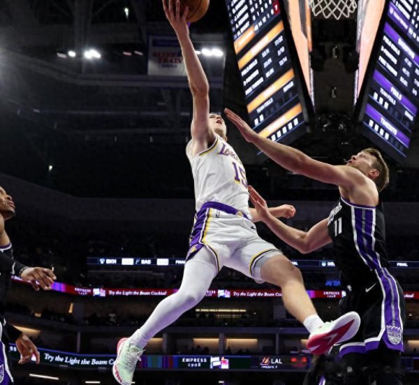 科银宏泰 湖人两连胜! 里夫斯51+11威少三分爆发, 拉文32+4, 艾顿22+15立功